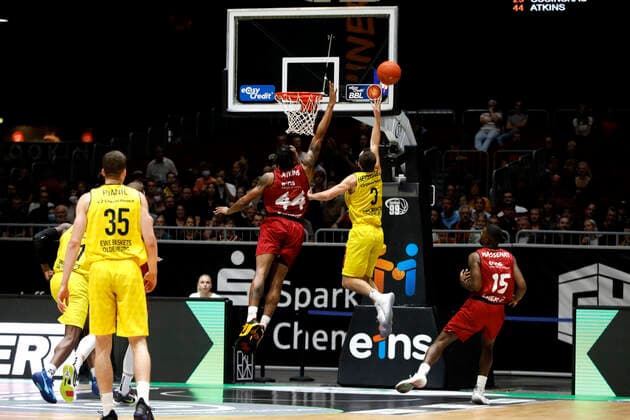 25.09.2021, easyCredit Basketball Bundesliga, BBL, Saison 2021 2022, Herren, Chemnitz Niners - EWE Baskets Oldenburg Darion Atkins, Niners Chemnitz, Max Heidegger, EWE Baskets Oldenburg Chemnitz Messe Chemnitz Sachsen Germany