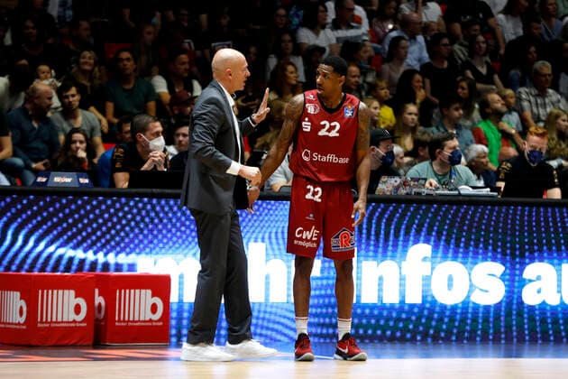 25.09.2021, easyCredit Basketball Bundesliga, BBL, Saison 2021 2022, Herren, Chemnitz Niners - EWE Baskets Oldenburg Rodrigo Pastore (Headcoach), Niners Chemnitz, Gerald Robinson, Niners Chemnitz Chemnitz Messe Chemnitz Sachsen Germany