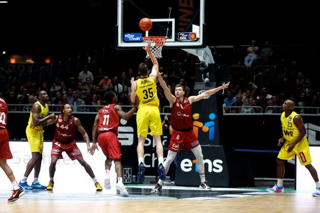 25.09.2021, easyCredit Basketball Bundesliga, BBL, Saison 2021 2022, Herren, Chemnitz Niners - EWE Baskets Oldenburg Alen Pjanic, EWE Baskets Oldenburg, Jan Niklas Wimberg, Niners Chemnitz Chemnitz Messe Chemnitz Sachsen Germany