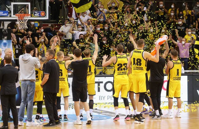 Ludwigsburg , Basketball easycredit BBL Bundesliga . MHP Riesen Ludwigsburg vs. Hamburg Towers , Riesen feiern mit den Fans