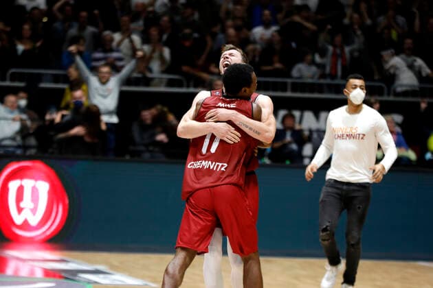 25.09.2021, easyCredit Basketball Bundesliga, BBL, Saison 2021 2022, Herren, Chemnitz Niners - EWE Baskets Oldenburg Isiaha Mike, Niners Chemnitz, Jan Niklas Wimberg, Niners Chemnitz beim Jubel Chemnitz Messe Chemnitz Sachsen Germany