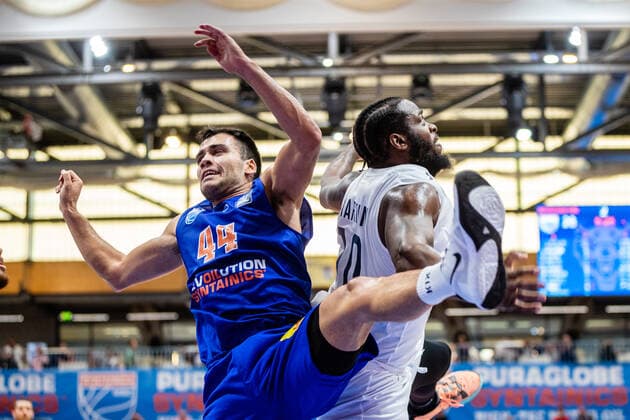 BB-1BL Syntainics MBC - MLP Academics Heidelberg Nikola Rebix ( 44 Syntainics MBC), Kelvin Martin ( 0 MLP Academics Heidelberg) waehrend der Begegnung Saison 2021-2022 (Herren) in der EasyCredit Bundesliga zwischen Syntainics MBC und MLP Academics Heidelberg in der Stadthalle Weissenfels am 25. September 2021 in Weissenfels, Sachsen Anhalt, Deutschland