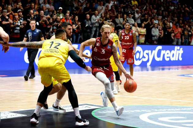 25.09.2021, easyCredit Basketball Bundesliga, BBL, Saison 2021 2022, Herren, Chemnitz Niners - EWE Baskets Oldenburg Malte Ziegenhagen, Niners Chemnitz, Martin Breunig, EWE Baskets Oldenburg Chemnitz Messe Chemnitz Sachsen Germany