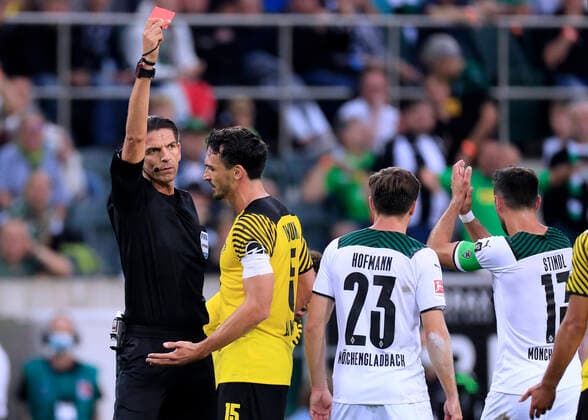 Bilder des Jahres 2021, Sport 09 September Sport Themen der Woche KW38 Sport Bilder des Tages DAHOUD Mahmoud Team BVB (nicht im Bild) rote Karte durch Schiedsrichter AYTEKIN Deniz mit HUMMELS MATS 1. Bundesliga Saison 2021- 2022 Borussia Moenchengladbach - BVB 1 : 0 am 25. 09. 2021 in Moenchengladbach DFL REGULATIONS PROHIBIT ANY USE OF PHOTOGRAPHS as IMAGE SEQUENCES and or QUASI-VIDEO *** DAHOUD Mahmoud Team BVB not in picture red card by referee AYTEKIN Deniz with HUMMELS MATS 1 Bundesliga Season 2021 2022 Borussia Moenchengladbach BVB 1 0 on 25 09 2021 in Moenchengladbach DFL REGULATIONS PROHIBIT ANY USE OF PHOTOGRAPHS as IMAGE SEQUENCES and or QUASI VIDEO