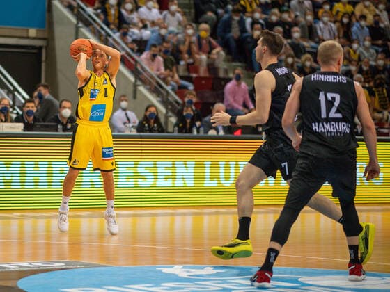Jordan Hulls (MHP Riesen Ludwigsburg, 01), Lukas Meinser (Hamburg Towers, 07), Seth Hinrichs (Hamburg Towers, 12), MHP Riesen vs. Hamburg Towers, Basketball, Bundesliga, easyCredit BBL, 1. Spieltag, Game-ID 25943, Spielzeit 2021 2022, 25.09.2021, MHP Riesen vs. Hamburg Towers, Basketball, Bundesliga, easyCredit BBL, 1. Spieltag, Game-ID 25943, Spielzeit 2021 2022, 25.09.2021 Ludwigsburg Copyright: xEibner-Pressefoto SaschaxWaltherx EP_swa
