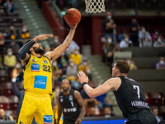 Yoeli Childs (MHP Riesen Ludwigsburg, 22), Lukas Meinser (Hamburg Towers, 07), MHP Riesen vs. Hamburg Towers, Basketball, Bundesliga, easyCredit BBL, 1. Spieltag, Game-ID 25943, Spielzeit 2021 2022, 25.09.2021, MHP Riesen vs. Hamburg Towers, Basketball, Bundesliga, easyCredit BBL, 1. Spieltag, Game-ID 25943, Spielzeit 2021 2022, 25.09.2021 Ludwigsburg Copyright: xEibner-Pressefoto SaschaxWaltherx EP_swa