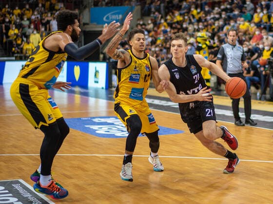 Jonah Radebaugh (MHP Riesen Ludwigsburg, 12), Justus Hollatz (Hamburg Towers, 21), MHP Riesen vs. Hamburg Towers, Basketball, Bundesliga, easyCredit BBL, 1. Spieltag, Game-ID 25943, Spielzeit 2021 2022, 25.09.2021, MHP Riesen vs. Hamburg Towers, Basketball, Bundesliga, easyCredit BBL, 1. Spieltag, Game-ID 25943, Spielzeit 2021 2022, 25.09.2021 Ludwigsburg Copyright: xEibner-Pressefoto SaschaxWaltherx EP_swa
