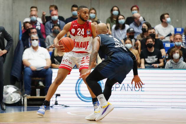 GER, Crailsheim, Arena Hohenlohe, 25.09.2021, emspor, emonline, despor, deonline, HAKRO Merlins Crailsheim vs. s.Oliver Würzburg, easyCredit BBL, 1. Spieltag Bild: v. l. Cameron Hunt (s.Oliver Wuerzburg) gegen Maurice Stuckey (HAKRO Merlins Crailsheim) Copyright: HMBxMedia JulienxBecker