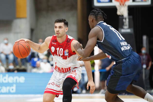 GER, Crailsheim, Arena Hohenlohe, 25.09.2021, emspor, emonline, despor, deonline, HAKRO Merlins Crailsheim vs. s.Oliver Würzburg, easyCredit BBL, 1. Spieltag Bild: v. l. Luciano Parodi (s.Oliver Wuerzburg) gegen Rene Kindzeka (HAKRO Merlins Crailsheim) Copyright: HMBxMedia JulienxBecker
