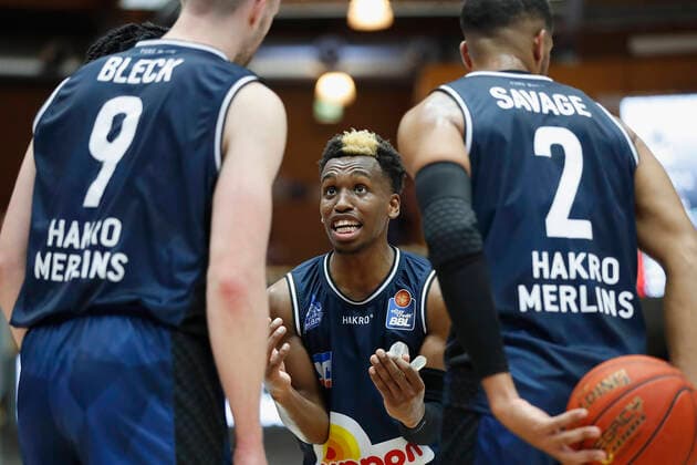 GER, Crailsheim, Arena Hohenlohe, 25.09.2021, emspor, emonline, despor, deonline, HAKRO Merlins Crailsheim vs. s.Oliver Würzburg, easyCredit BBL, 1. Spieltag Bild: T. J. Shorts (HAKRO Merlins Crailsheim) gibt Anweisungen an seine Mitspieler Copyright: HMBxMedia JulienxBecker