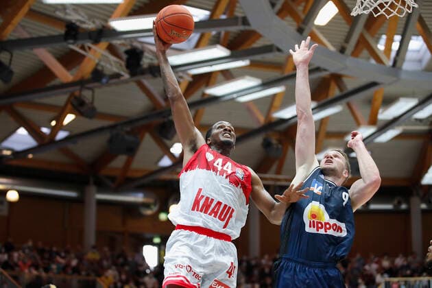 GER, Crailsheim, Arena Hohenlohe, 25.09.2021, emspor, emonline, despor, deonline, HAKRO Merlins Crailsheim vs. s.Oliver Würzburg, easyCredit BBL, 1. Spieltag Bild: v. l. William Buford (s.Oliver Wuerzburg) gegen Fabian Bleck (HAKRO Merlins Crailsheim) Copyright: HMBxMedia JulienxBecker