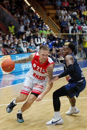 GER, Crailsheim, Arena Hohenlohe, 25.09.2021, emspor, emonline, despor, deonline, HAKRO Merlins Crailsheim vs. s.Oliver Würzburg, easyCredit BBL, 1. Spieltag Bild: v. l. Aigars Skele (s.Oliver Wuerzburg) gegen T. J. Shorts (HAKRO Merlins Crailsheim) Copyright: HMBxMedia JulienxBecker