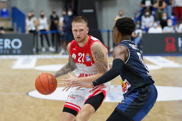 GER, Crailsheim, Arena Hohenlohe, 25.09.2021, emspor, emonline, despor, deonline, HAKRO Merlins Crailsheim vs. s.Oliver Würzburg, easyCredit BBL, 1. Spieltag Bild: v. l. Aigars Skele (s.Oliver Wuerzburg) gegen T. J. Shorts (HAKRO Merlins Crailsheim) Copyright: HMBxMedia JulienxBecker