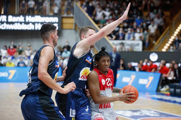 GER, Crailsheim, Arena Hohenlohe, 25.09.2021, emspor, emonline, despor, deonline, HAKRO Merlins Crailsheim vs. s.Oliver Würzburg, easyCredit BBL, 1. Spieltag Bild: v. l. Bogdan Radosavljevic (HAKRO Merlins Crailsheim), Fabian Bleck (HAKRO Merlins Crailsheim) und Desi Rodriguez (s.Oliver Wuerzburg) Copyright: HMBxMedia JulienxBecker