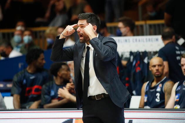 GER, Crailsheim, Arena Hohenlohe, 25.09.2021, emspor, emonline, despor, deonline, HAKRO Merlins Crailsheim vs. s.Oliver Würzburg, easyCredit BBL, 1. Spieltag Bild: Head-Coach Sebastian Gleim (HAKRO Merlins Crailsheim) gibt seinen Spielern Anweisungen Copyright: HMBxMedia JulienxBecker