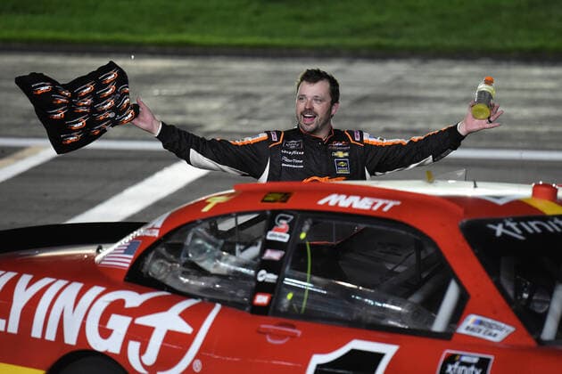 Bilder des Jahres 2021, Sport 09 September Sport Themen der Woche KW38 Sport Bilder des Tages LAS VEGAS, NV - SEPTEMBER 25: Josh Berry , driver of the 1 JR Motorsports PFJ Thank A Trucker Chevrolet, celebrates winning the race during the Alsco Uniforms 302 NASCAR, Motorsport, USA Xfinity Series Playoff race on September 25, 2021, at Las Vegas Motor Speedway in Las Vegas, NV. (Photo by Chris Williams LVMS via Icon Sportswire) AUTO: SEP 25 NASCAR Xfinity Series Playoff - Alsco Uniforms 302 Icon0072109251545