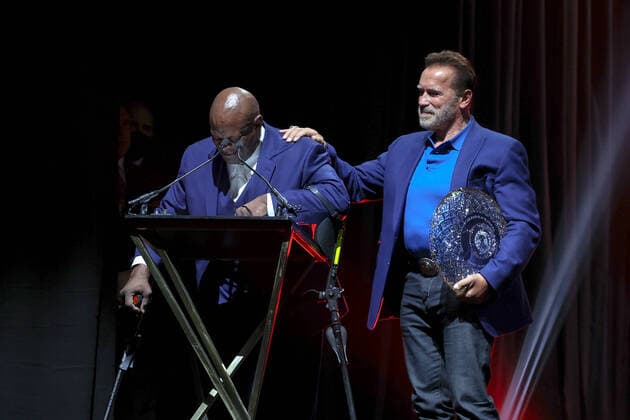 Bilder des Jahres 2021, Sport 09 September Sport Themen der Woche KW38 Sport Bilder des Tages COLUMBUS, OH - SEPTEMBER 25: Ronnie Coleman breaks down as he gives an emotional speech as he receives the Arnold Classic Lifetime Achievement Award from Arnold Schwarzenegger at the Arnold Classic on September 25, 2021, at the Greater Columbus Convention Center in Columbus, OH. (Photo by Frank Jansky Icon Sportswire) OTHER: SEP 25 Arnold Classic Icon210925022