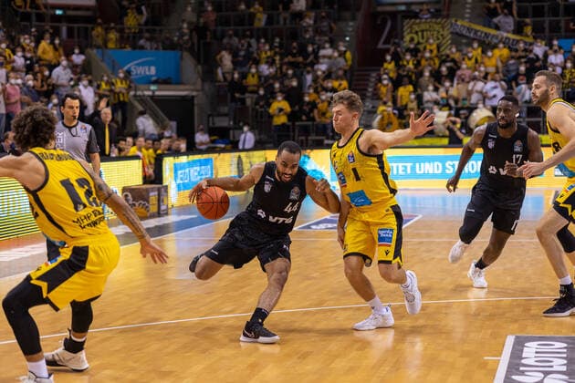 Jabril Durham (Hamburg Towers, 44) Jordan Hulls (MHP Riesen Ludwigsburg, 01) MHP Riesen Ludwigsburg vs. Hamburg Towers, Basketball, Bundesliga, easy credit BBL, 1. Spieltag, Spielzeit 2021 2022, 25.09.2021, ¨¨ MHP Riesen Ludwigsburg vs. Hamburg Towers, Basketball, Bundesliga, easy credit BBL, 1. Spieltag, Spielzeit 2021 2022, 25.09.2021 Ludwigsburg Copyright: xNinaxSander xEibnerxPressefotoxIx EP_NSR