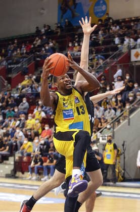 Ludwigsburg , Basketball easycredit BBL Bundesliga . MHP Riesen Ludwigsburg vs. Hamburg Towers , Yorman Polas bartolo ( Riesen )