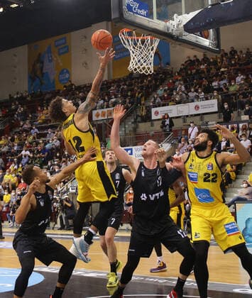 Ludwigsburg , Basketball easycredit BBL Bundesliga . MHP Riesen Ludwigsburg vs. Hamburg Towers , von links: Jonah Radebaugh ( Riesen ) Seth Hinrichs ( Riesen ) Yoeli Childs ( Riesen )