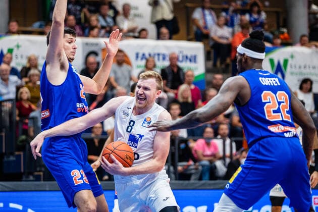 BB-1BL Syntainics MBC - MLP Academics Heidelberg Maximilian Ugrai ( 8 MLP Academics Heidelberg), Gorna Huskic ( 23 Syntainics MBC), Chris Coffey ( 22 Syntainics MBC) waehrend der Begegnung Saison 2021-2022 (Herren) in der EasyCredit Bundesliga zwischen Syntainics MBC und MLP Academics Heidelberg in der Stadthalle Weissenfels am 25. September 2021 in Weissenfels, Sachsen Anhalt, Deutschland