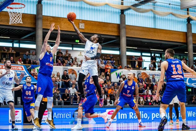 BB-1BL Syntainics MBC - MLP Academics Heidelberg Robert Lowery ( 3 MLP Academics Heidelberg), Johannes Richter ( 8 Syntainics MBC) waehrend der Begegnung Saison 2021-2022 (Herren) in der EasyCredit Bundesliga zwischen Syntainics MBC und MLP Academics Heidelberg in der Stadthalle Weissenfels am 25. September 2021 in Weissenfels, Sachsen Anhalt, Deutschland