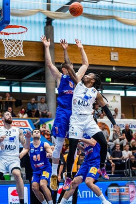 BB-1BL Syntainics MBC - MLP Academics Heidelberg Robert Lowery ( 3 MLP Academics Heidelberg), Johannes Richter ( 8 Syntainics MBC) waehrend der Begegnung Saison 2021-2022 (Herren) in der EasyCredit Bundesliga zwischen Syntainics MBC und MLP Academics Heidelberg in der Stadthalle Weissenfels am 25. September 2021 in Weissenfels, Sachsen Anhalt, Deutschland