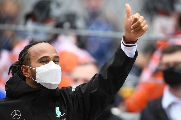 6659896 26.09.2021 British Formula One driver Lewis Hamilton of Mercedes-AMG Petronas shows a thumbs-up during the drivers parade ahead of the race of the 2021 Formula One Russian Grand Prix at the Sochi Autodrom in Sochi, Russia. Vladimir Astapkovich Sputnik Russia Motor Formula 1 Race  7aa28b615e275adc