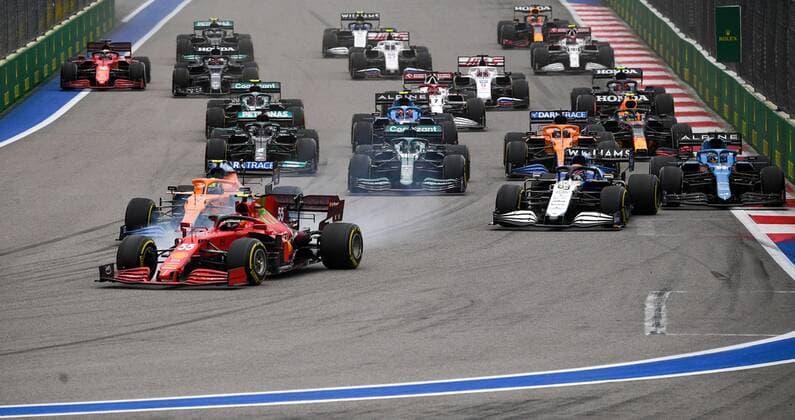 6659965 26.09.2021 Drivers steer their cars during the race of the 2021 Formula One Russian Grand Prix at the Sochi Autodrom in Sochi, Russia. Vladimir Astapkovich Sputnik Russia Motor Formula 1 Race  dc93c63605d6c8ce