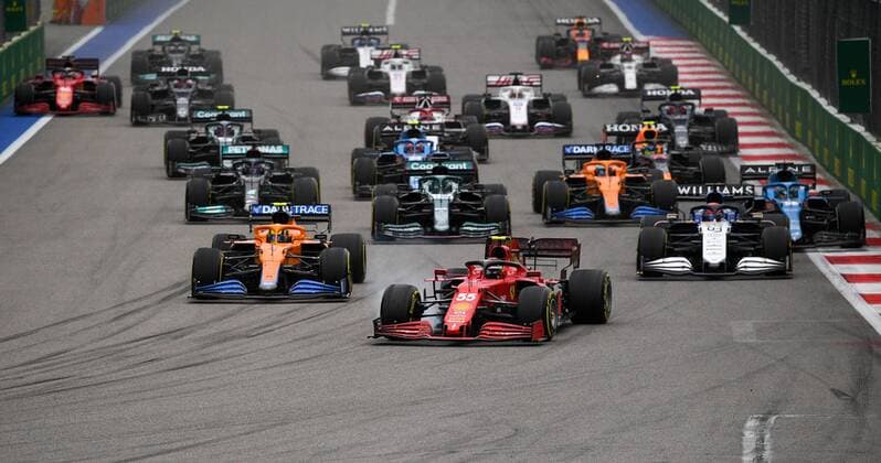6659966 26.09.2021 Drivers steer their cars during the race of the 2021 Formula One Russian Grand Prix at the Sochi Autodrom in Sochi, Russia. Vladimir Astapkovich Sputnik Russia Motor Formula 1 Race  ee0ff8038535409