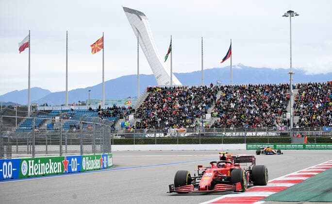 6659977 26.09.2021 Scuderia Ferrari s Carlos Sainz competes in the race of the 2021 Formula One Russian Grand Prix at the Sochi Autodrom in Sochi, Russia. Vladimir Astapkovich Sputnik Russia Motor Formula 1 Race  d65b9a207c7894f