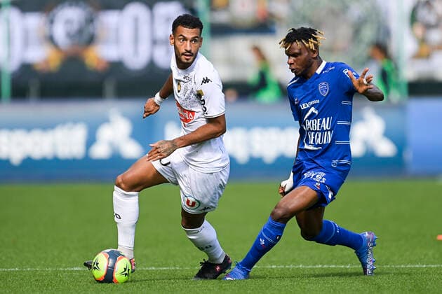 Angelo Fulgini (Angers) vs ROMINIGUE KOUAME (Troyes) FOOTBALL : Troyes vs Angers - Ligue 1 Uber Eats - 26 09 2021 JBAutissier Panoramic 