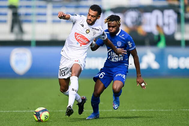 Angelo Fulgini (Angers) vs ROMINIGUE KOUAME (Troyes) FOOTBALL : Troyes vs Angers - Ligue 1 Uber Eats - 26 09 2021 JBAutissier Panoramic 