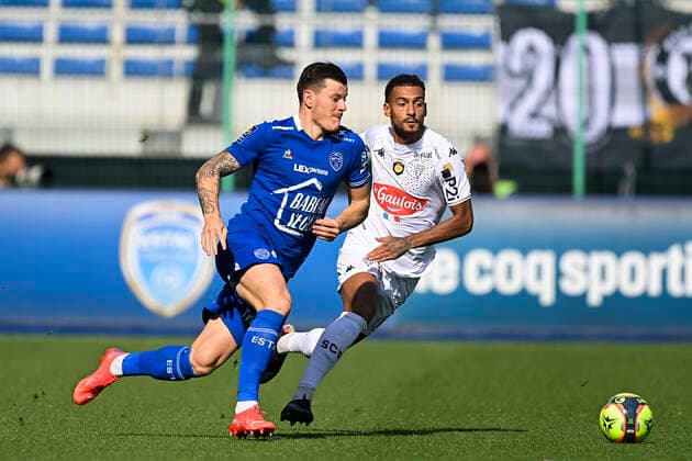 GIULIAN BIANCONE (Troyes) vs Angelo Fulgini (Angers) FOOTBALL : Troyes vs Angers - Ligue 1 Uber Eats - 26 09 2021 JBAutissier Panoramic 