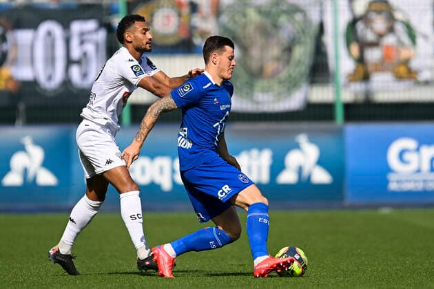 GIULIAN BIANCONE (Troyes) vs Angelo Fulgini (Angers) FOOTBALL : Troyes vs Angers - Ligue 1 Uber Eats - 26 09 2021 JBAutissier Panoramic 