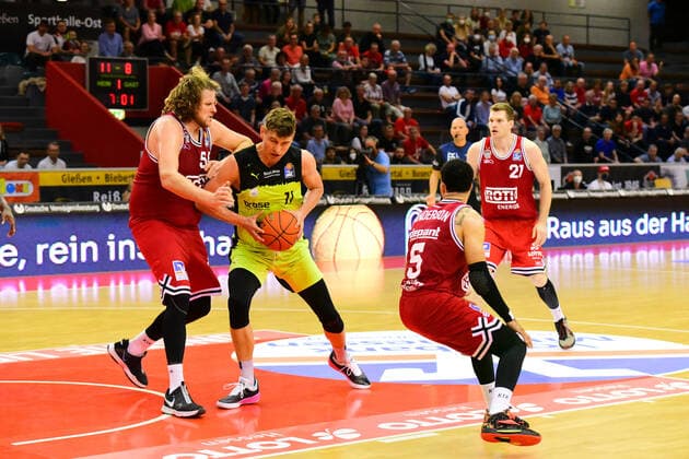 v.l., John Bryant (Giessen 46ers), Andreas Seiferth (medi Bayreuth) GER, Basketball BBL, Jobstairs Giessen 46ers gegen medi Bayreuth 26.09.2021 Giessen Copyright: xEibnerxPressefotox xRalphxLehmbergx
