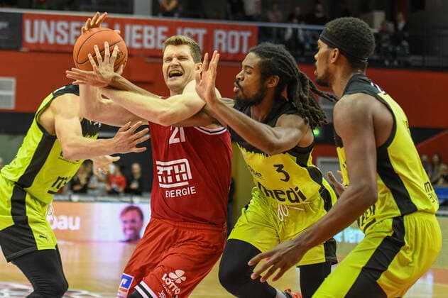 Florian Koch, Marcus Thornton 1. Spieltag, Basketball Bundesliga, Basketball Saison 2021 2022, Deutschland, easyCredit BBL, Germany, Giessen 46ers, giessen rot, Herren, Jobstairs GIESSEN 46ers - Medi Bayreuth, Männer, Bayreuth in gelb