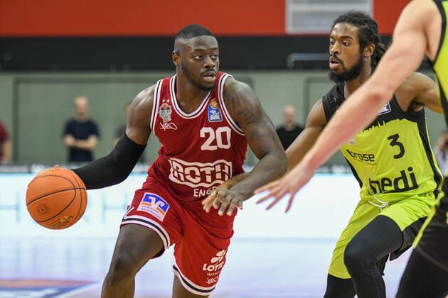 Rawle Alkins, Marcus Thornton 1. Spieltag, Basketball Bundesliga, Basketball Saison 2021 2022, Deutschland, easyCredit BBL, Germany, Giessen 46ers, giessen rot, Herren, Jobstairs GIESSEN 46ers - Medi Bayreuth, Männer, Bayreuth in gelb