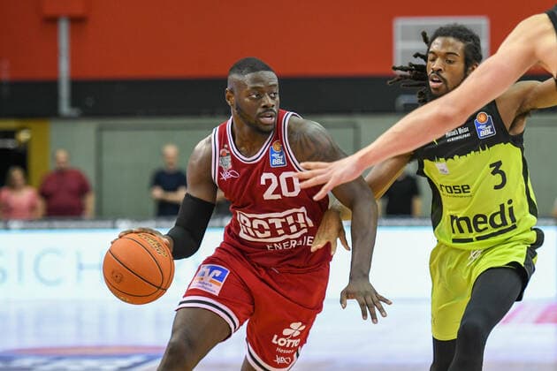 Rawle Alkins, Marcus Thornton 1. Spieltag, Basketball Bundesliga, Basketball Saison 2021 2022, Deutschland, easyCredit BBL, Germany, Giessen 46ers, giessen rot, Herren, Jobstairs GIESSEN 46ers - Medi Bayreuth, Männer, Bayreuth in gelb