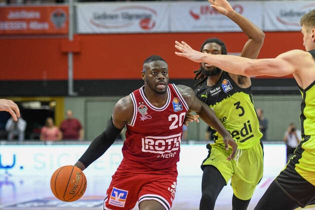 Rawle Alkins, Marcus Thornton 1. Spieltag, Basketball Bundesliga, Basketball Saison 2021 2022, Deutschland, easyCredit BBL, Germany, Giessen 46ers, giessen rot, Herren, Jobstairs GIESSEN 46ers - Medi Bayreuth, Männer, Bayreuth in gelb