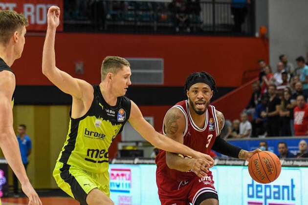 Janari Joesaar, Brayon Blake 1. Spieltag, Basketball Bundesliga, Basketball Saison 2021 2022, Deutschland, easyCredit BBL, Germany, Giessen 46ers, giessen rot, Herren, Jobstairs GIESSEN 46ers - Medi Bayreuth, Männer, Bayreuth in gelb
