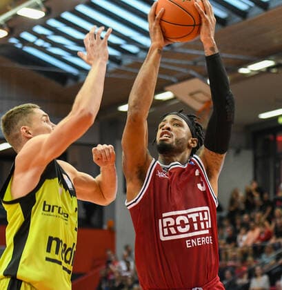 Janari Joesaar, Brayon Blake 1. Spieltag, Basketball Bundesliga, Basketball Saison 2021 2022, Deutschland, easyCredit BBL, Germany, Giessen 46ers, giessen rot, Herren, Jobstairs GIESSEN 46ers - Medi Bayreuth, Männer, Bayreuth in gelb