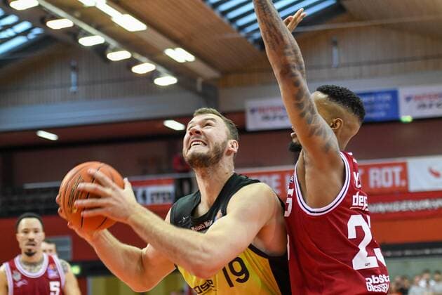 Martynas Sajus, Philip Fayne 1. Spieltag, Basketball Bundesliga, Basketball Saison 2021 2022, Deutschland, easyCredit BBL, Germany, Giessen 46ers, giessen rot, Herren, Jobstairs GIESSEN 46ers - Medi Bayreuth, Männer, Bayreuth in gelb
