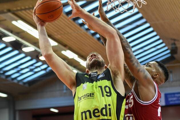 Martynas Sajus, Philip Fayne 1. Spieltag, Basketball Bundesliga, Basketball Saison 2021 2022, Deutschland, easyCredit BBL, Germany, Giessen 46ers, giessen rot, Herren, Jobstairs GIESSEN 46ers - Medi Bayreuth, Männer, Bayreuth in gelb