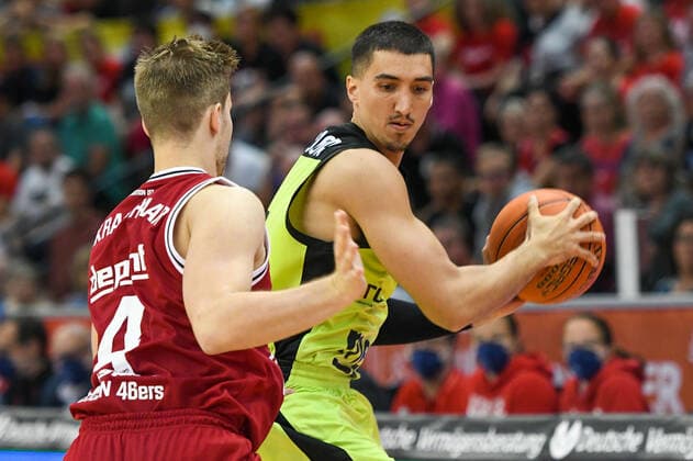 Bjarne Kraushaar, Philip Jalalpoor 1. Spieltag, Basketball Bundesliga, Basketball Saison 2021 2022, Deutschland, easyCredit BBL, Germany, Giessen 46ers, giessen rot, Herren, Jobstairs GIESSEN 46ers - Medi Bayreuth, Männer, Bayreuth in gelb