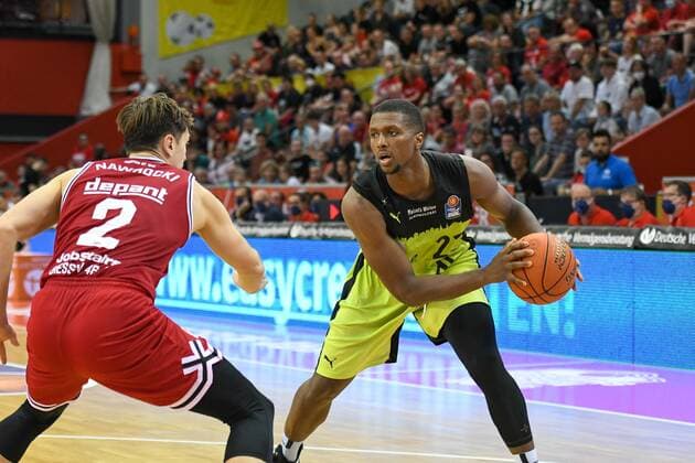 Dennis Nawrocki, Cameron Wells 1. Spieltag, Basketball Bundesliga, Basketball Saison 2021 2022, Deutschland, easyCredit BBL, Germany, Giessen 46ers, giessen rot, Herren, Jobstairs GIESSEN 46ers - Medi Bayreuth, Männer, Bayreuth in gelb