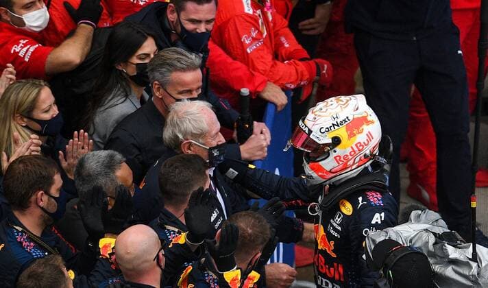 6660059 26.09.2021 Red Bull s Max Verstappen, right, and Red Bull Racing consultant Helmut Marko are seen after the race of the 2021 Formula One Russian Grand Prix at the Sochi Autodrom in Sochi, Russia. Vladimir Astapkovich Sputnik Russia Motor Formula 1  c3f1dd773ef48b31