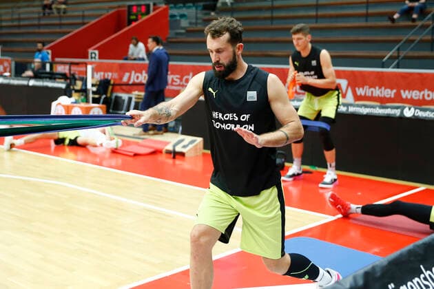 1. Spieltag der easyCredit BBL Basketball Bundesliga in der Sporthalle Gießen-Ost Saison 2021-2022 JobStairs Giessen 46ers gegen Medi Bayreuth Bastian Doreth (Medi Bayreuth 10) beim Aufwärmen
