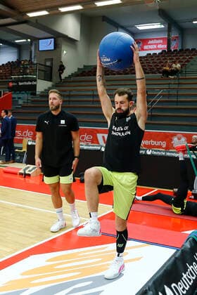 1. Spieltag der easyCredit BBL Basketball Bundesliga in der Sporthalle Gießen-Ost Saison 2021-2022 JobStairs Giessen 46ers gegen Medi Bayreuth Bastian Doreth (Medi Bayreuth 10) beim Aufwärmen