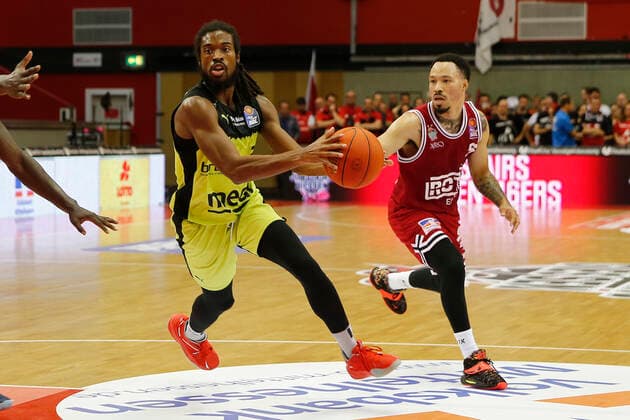 1. Spieltag der easyCredit BBL Basketball Bundesliga in der Sporthalle Gießen-Ost Saison 2021-2022 JobStairs Giessen 46ers gegen Medi Bayreuth Kyan Anderson ( JobStairs Giessen 46ers 5) rechts Sacar Anim ( Medi Bayreuth 2) links